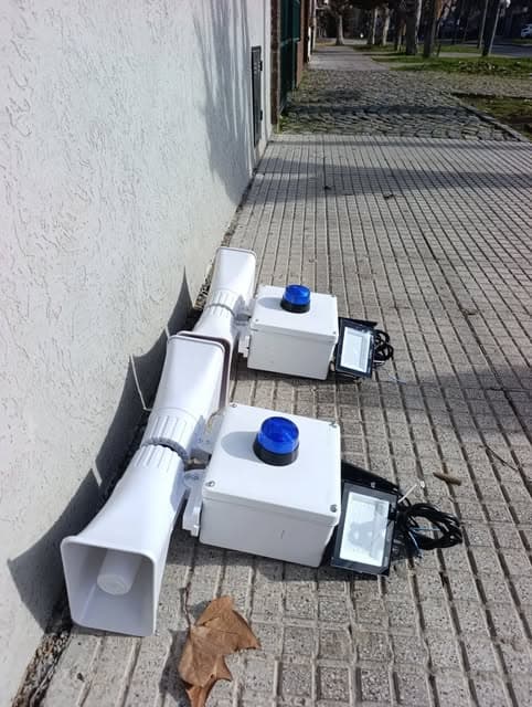 Dos equipos de alarma vecinal con sirenas, baliza y reflectores listos para instalar en la vereda