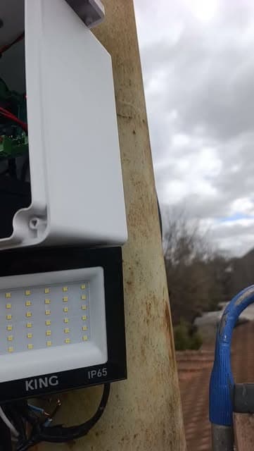 Gabinete y reflector LED de la alarma vecinal montados en un poste en Temperley
