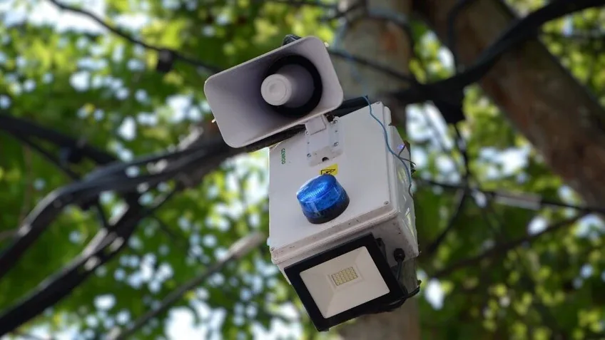Alarma vecinal con sirena, baliza azul y reflector instalada en un poste