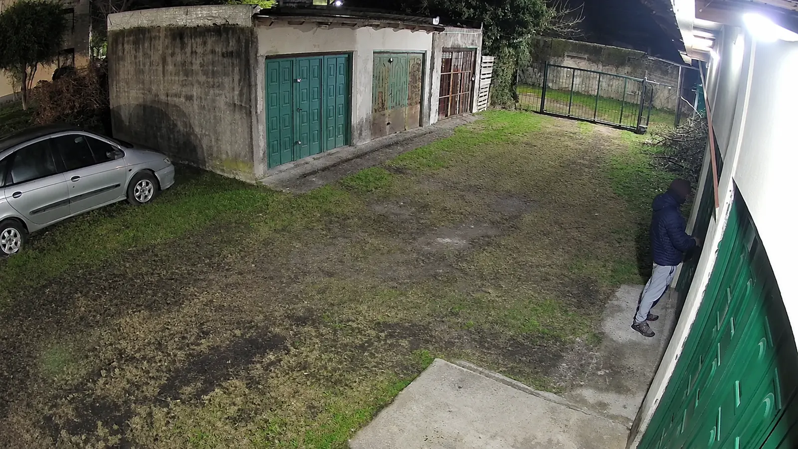 Patio durante la noche: vista captada por una cámara de seguridad