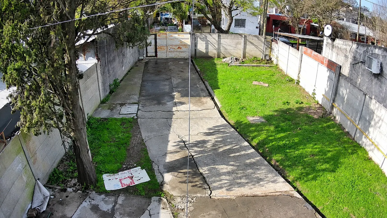 Entrada y fondo de lote: vista captada por una cámara de seguridad