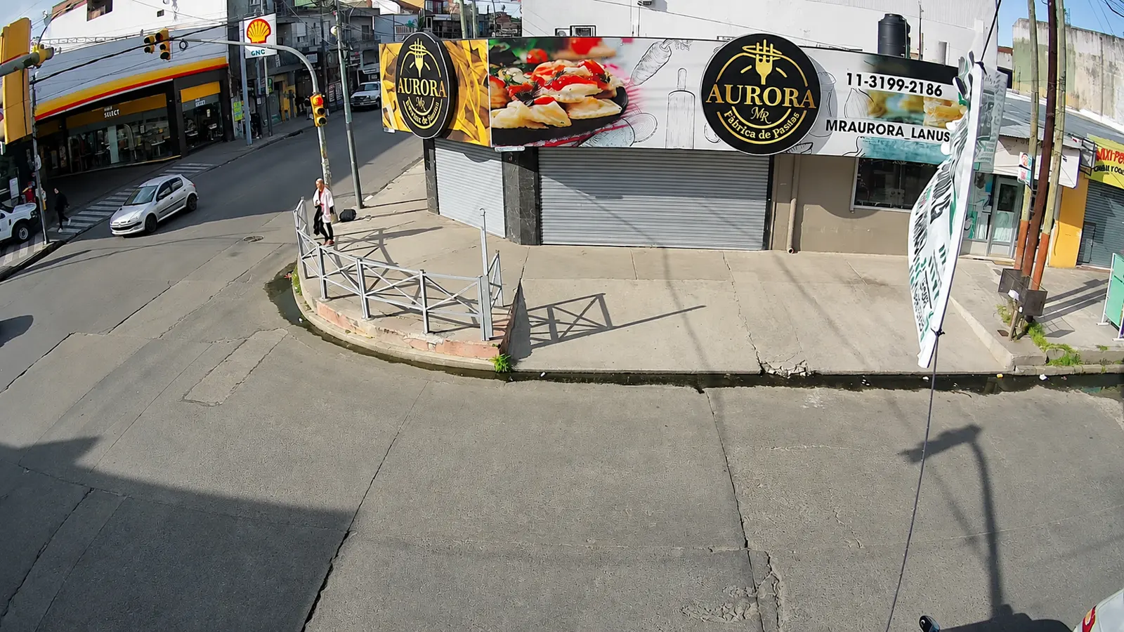 Esquina comercial: vista captada por una cámara de seguridad