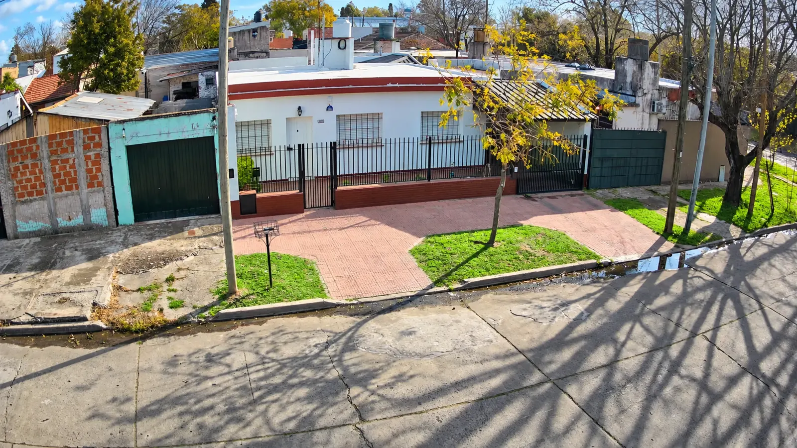 Frente de vivienda: vista captada por una cámara de seguridad