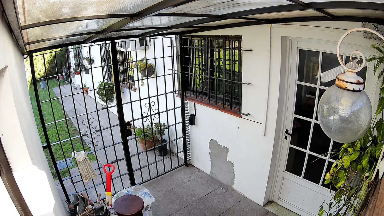 Galería y puerta de acceso: vista captada por una cámara de seguridad