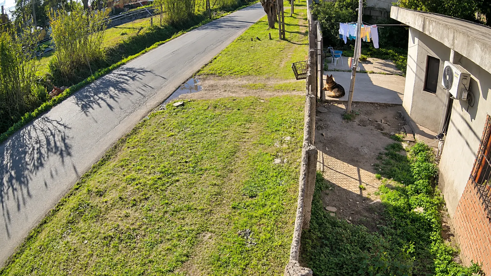 Casa junto a camino abierto: vista captada por una cámara de seguridad