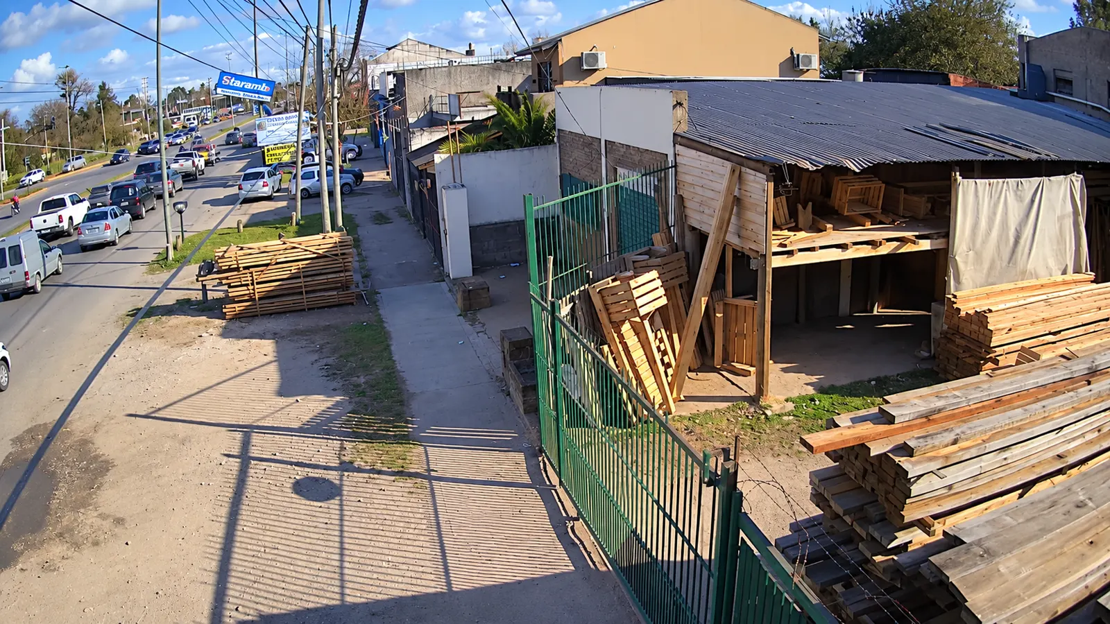 Comercio sobre avenida: vista captada por una cámara de seguridad