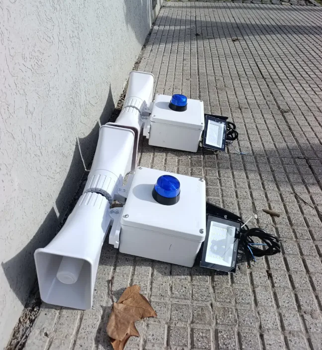 Dos equipos de alarma vecinal preparados con sirenas, balizas y reflectores.