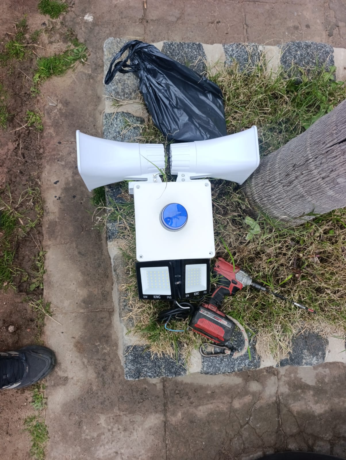 Equipo de alarma vecinal preparado para instalar en Virrey del Pino, con dos sirenas, baliza y reflectores